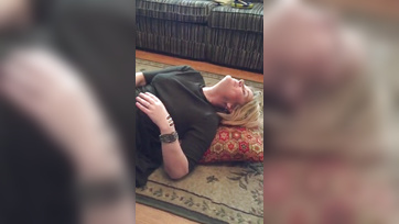 Je me détendais dans le salon avec mon pote quand ma femme a commencé à sucer ma queue Thumb