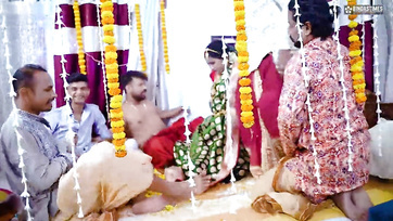 Cinq mecs chauds ont baisé la femme indienne audacieuse la nuit de son mariage Thumb