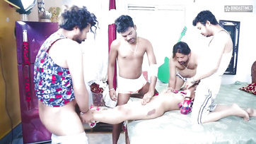 Tous les mecs ont baisé la maigre femme de chambre et ont éclaboussé son visage ensemble Thumb