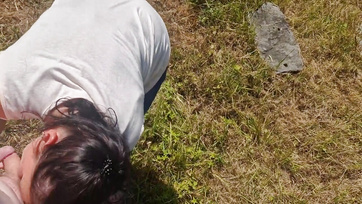 La grosse maîtresse de maison a baisé sauvagement en plein air avec un de ses clients Thumb