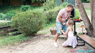 Cet été, j'ai vécu mon premier plan à trois en plein air avec mon copain et mon beau-père Thumb