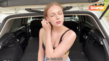 La fille n'avait pas assez d'argent pour la voiture mais elle a obtenu une petite remise grâce à sa chatte délicieuse Thumb