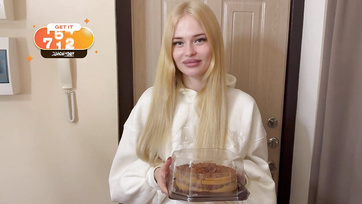 La jolie blonde a confondu le numéro de la maison où elle a rencontré un inconnu nu Thumb