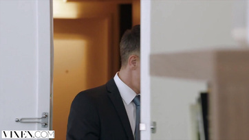 La beauté aux cheveux blonds, à moitié nue avec sa chatte humide, attendait son riche et beau mec à la maison Thumb