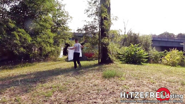 Dès le premier rendez-vous, la dame germanique affamée s'est assise sur la bite de l'inconnu Thumb