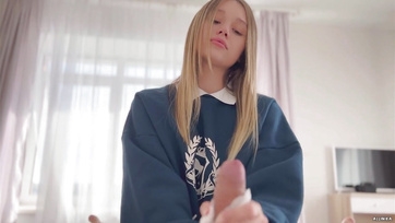 La perverse étudiante a trouvé la culotte de mon ex et l'a enroulée autour de ma bite Thumb