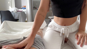 Après la douche, ma belle-mère à grosse fesse m'a massé la bite dans la chambre d'hôtel Thumb