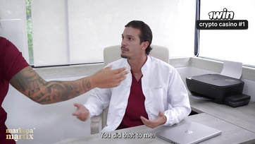 Avant de virer sa sexy infirmière, il a baisé avec elle et sa secrétaire dans un trio sauvage Thumb