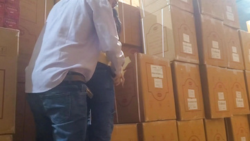 Dans l’entrepôt de mon entreprise, j’ai réussi à enfoncer ma queue dans la chatte de ma charmante secrétaire latino-américaine Thumb