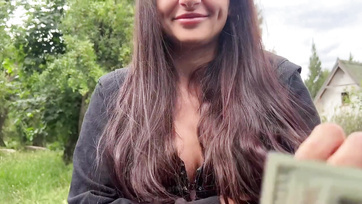 Avec un peu d'argent, j'ai réussi à convaincre la bombe campagnarde d'écarter son trou de cul Thumb