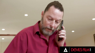 Devant son beau-père, la salope ado a commencé à se masturber puis a baisé comme une folle avec le mécanicien Thumb