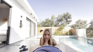 Après la fellation, la luxueuse blonde a immédiatement demandé la grosse bite dans son petit cul serré Thumb