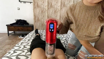 Ma coquine demi-sœur m'a aidé à jouir après m'avoir surpris avec un masturbateur sur ma queue enflée Thumb
