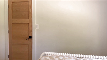 Ma nouvelle épouse, la fille sexy, a rapidement écarté ses petites jambes après être entrée dans ma chambre Thumb