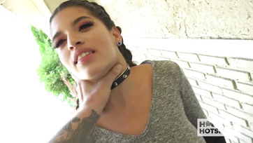 L'homme rencontré sur internet a brutalement sucé et encore plus violemment baisé la mince latina Thumb